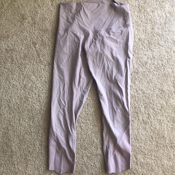 Size 8 LULULEMON w/ scalloped bottoms. - Picture 5 of 5